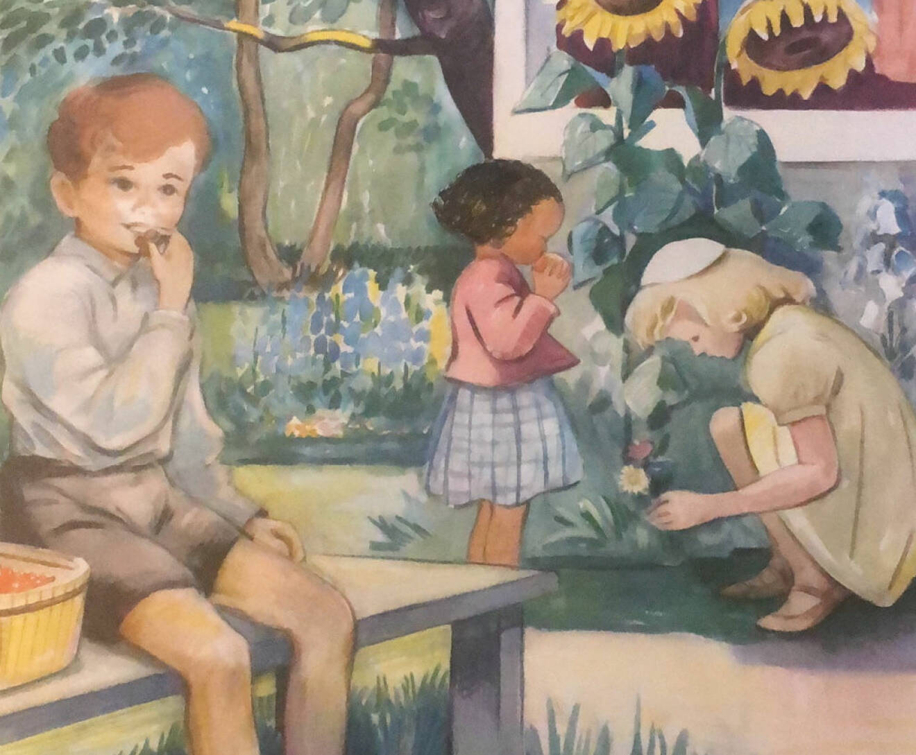 Ommålad kalenderbild. Tre barn mumsar på frukt och plockar blommor i en somrig trädgård. En av flickorna har getts mörk hud och svart, lockigt hår.