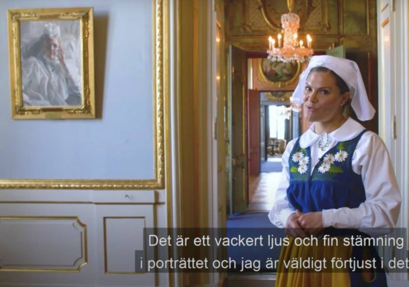 Kronprinsessan Victoria framför Anders Zorns porträtt av drottning Sofia som hänger på Stockholms slott