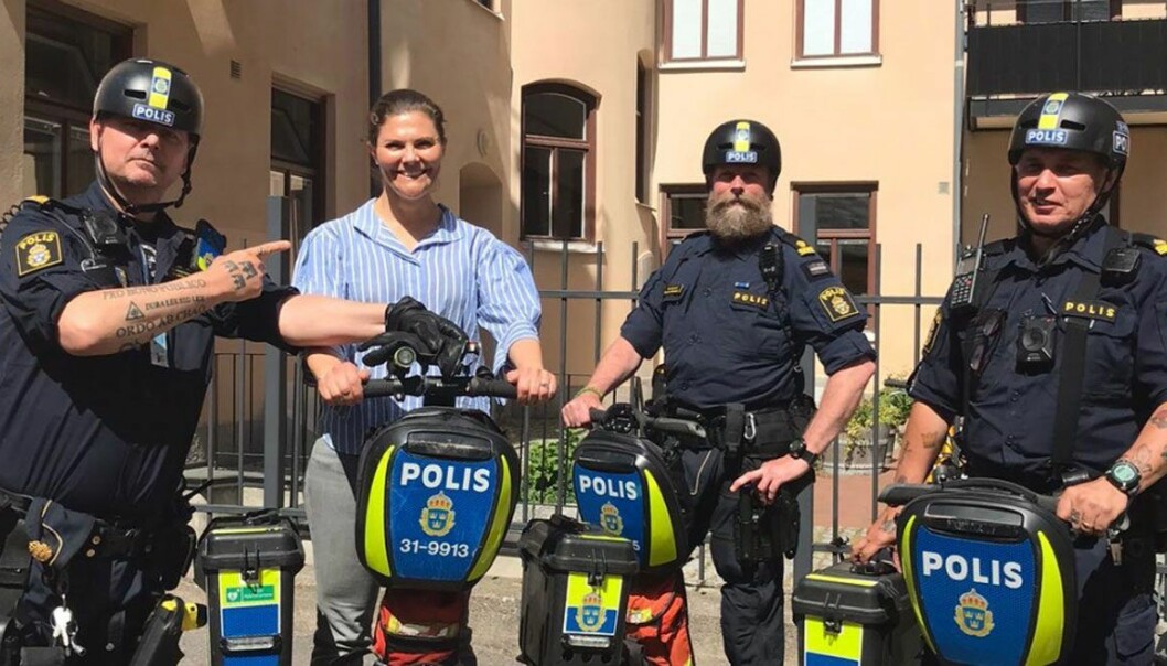 Foto: Polisen Kronprinsessan Victoria på segway med polisen