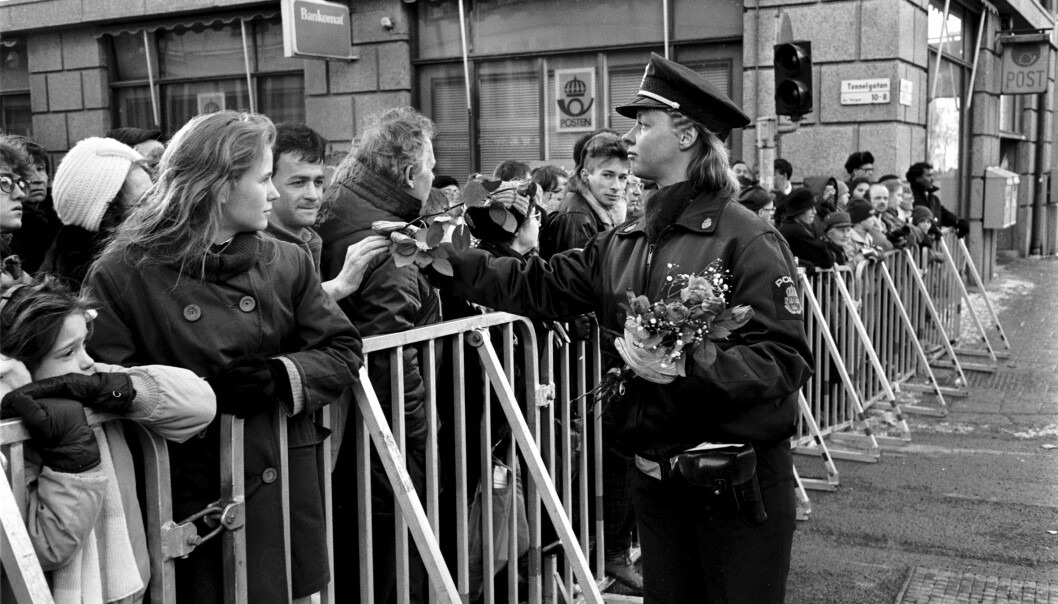Sörjande på mordplatsen i Stockholm 1986. Bild: TT Mordet på Olof Palme. Sörjande