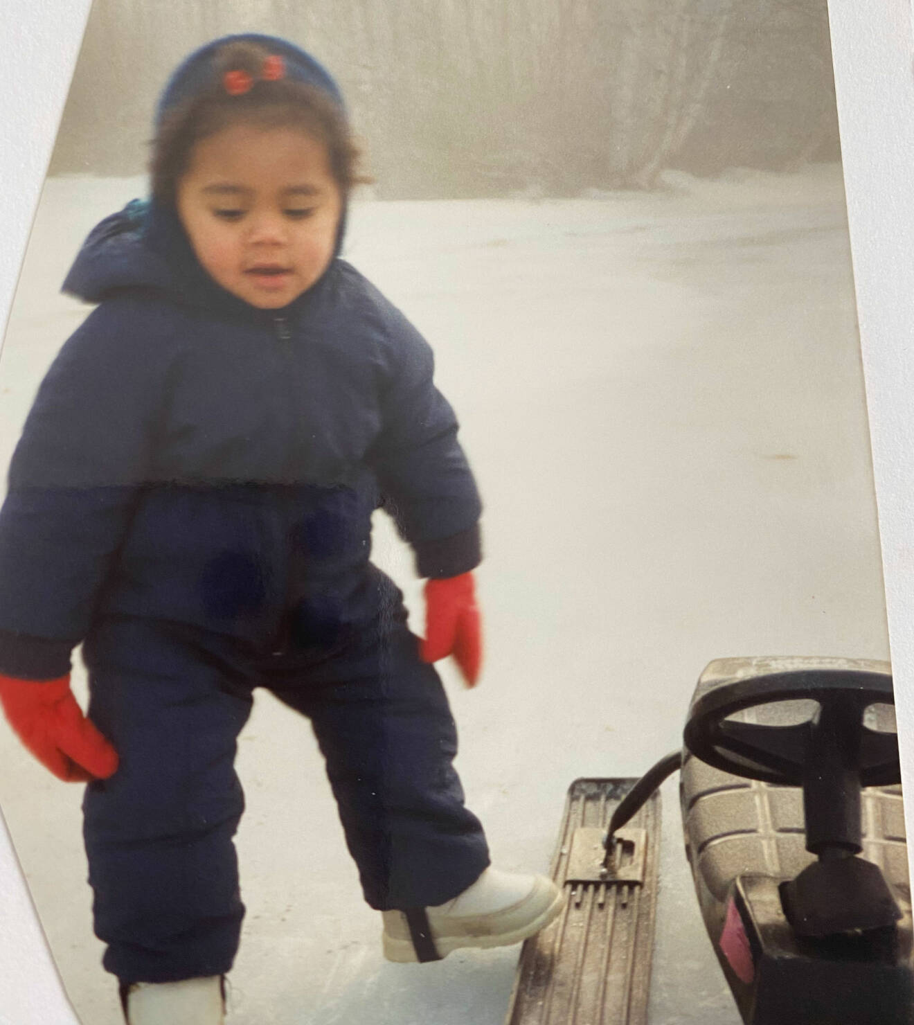 Yenie Lundbeck med sin snowracer som barn.