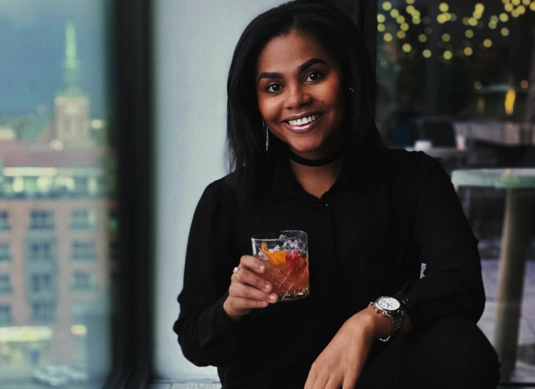 Yenie Lundbeck hoppas att de pågående Black lives matter-demonstrationerna ska leda till förbättringar både i USA och här i Sverige. Yenie Lundbeck med en drink i handen.