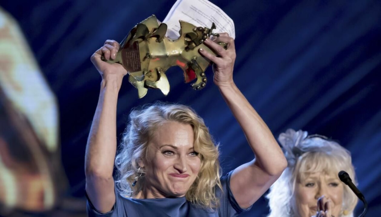 Maria belönades med en Guldbagge för bästa kvinnliga huvudroll i filmen ”Flickan, mamman och demonerna”. Foto: TT Maria Sundbom Lörelius håller upp en Guldbagge-statyett.