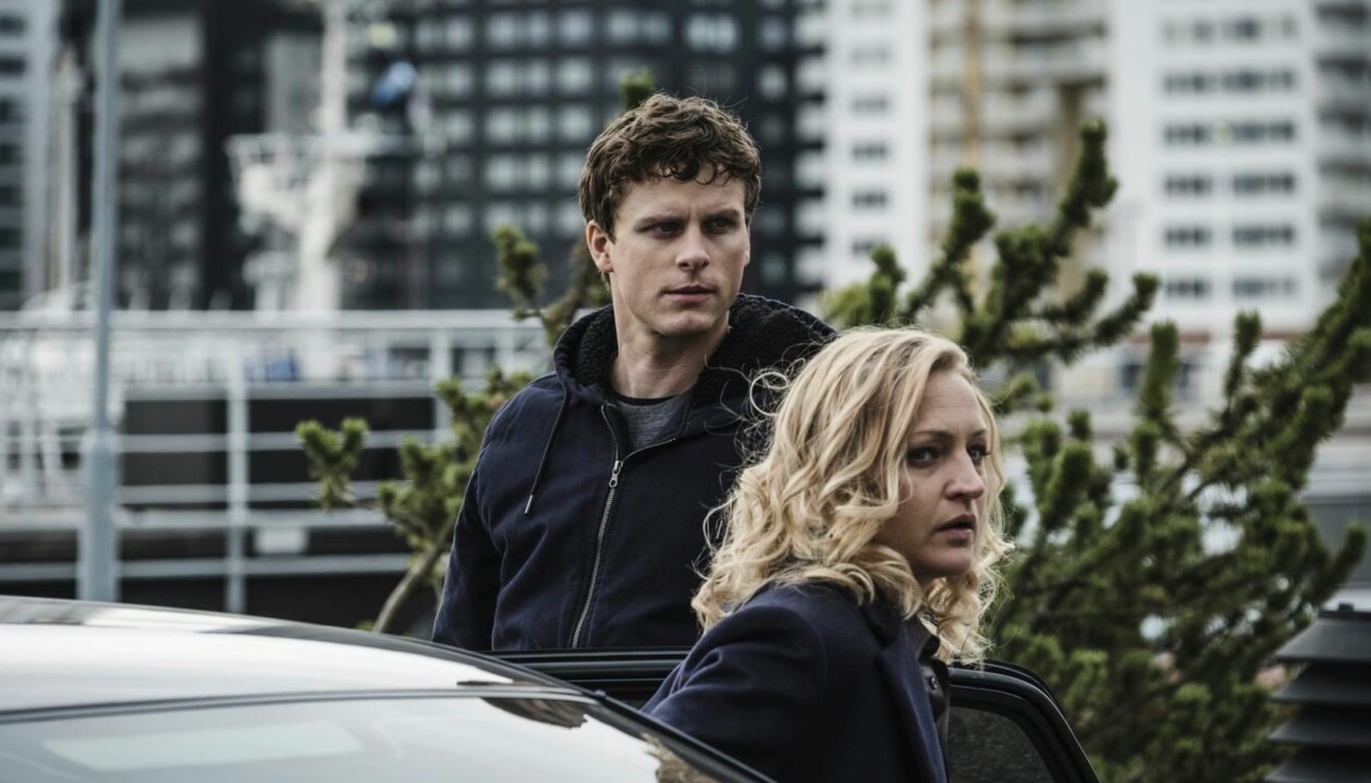 I tv-serien Innan vi dör spelade Maria Sundbom Lörelius mot bland andra Adam Pålsson. Foto: TT Scen ur tv-serien Innan vi dör. Maria Sundbom Lörelius och Adam Pålsson kliver ur en bil.