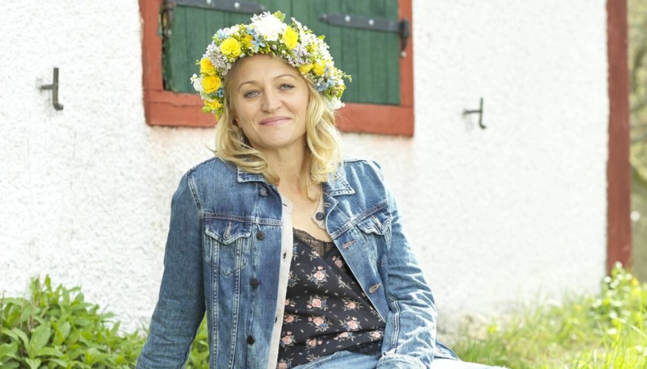 Midsommar i barndomens Dalarna är viktigt för Maria. Foto: Peter Ericsson Maria Sundbom Lörelius med midsommarkrans i håret.