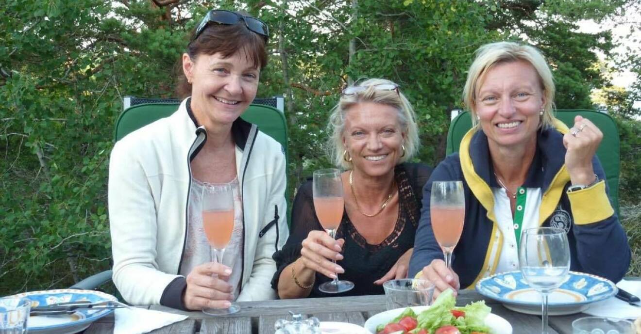Ewa-Maria Gustafsson, Lena Pålsson och Carina Kopriwa äter middag utomhus.