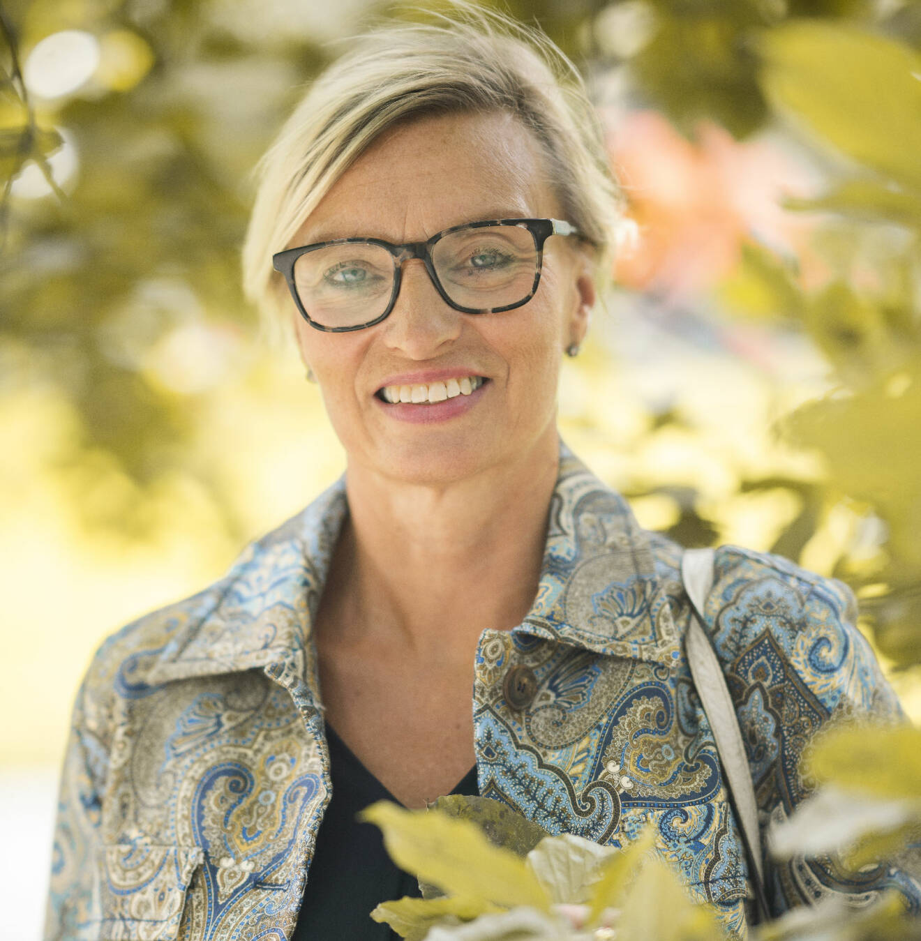 Carina Kopriwa fotograferad bland gula höstlöv i Stockholm.