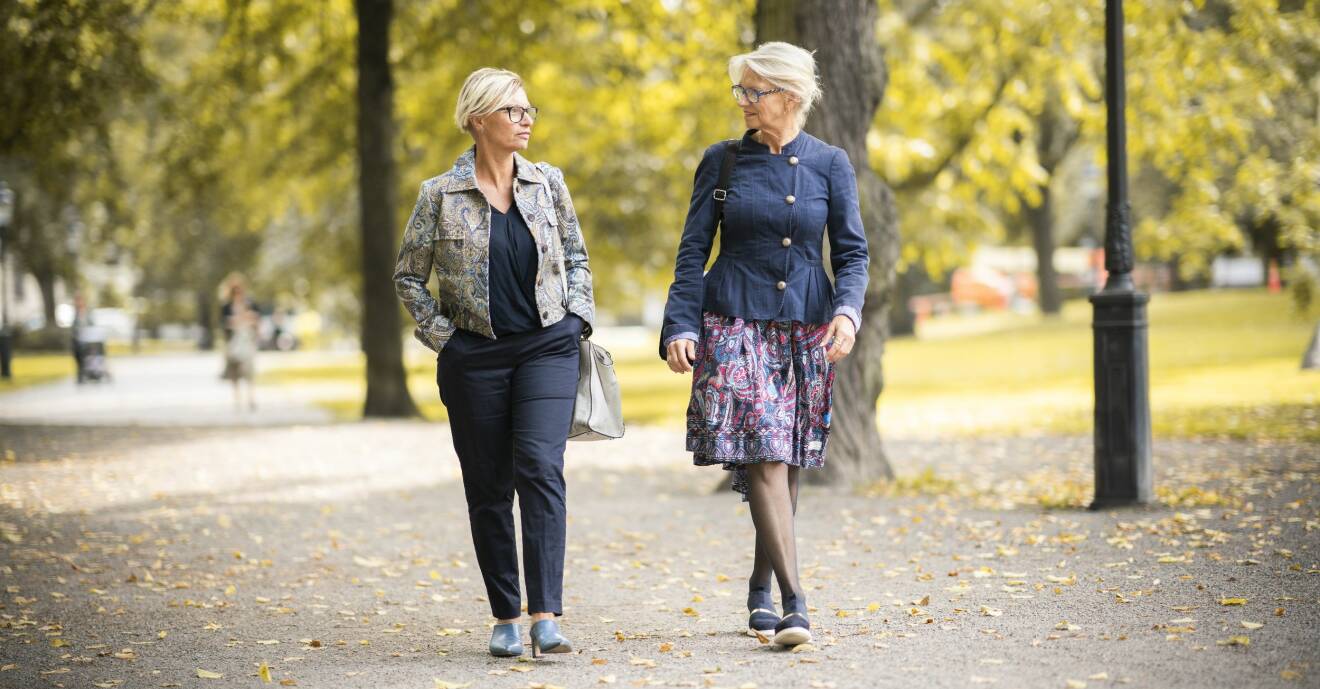 Systrarna Carina Kopriwa och Lena Pålsson promenerar i en park i Stockholm.