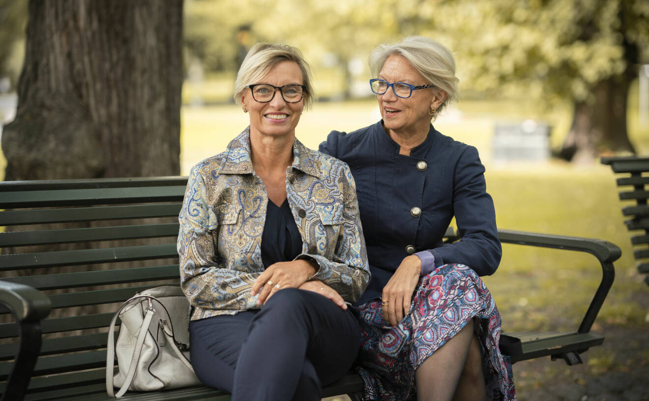 Carina Kopriwa och Lena Pålsson sitter på en bänk i Stockholm.