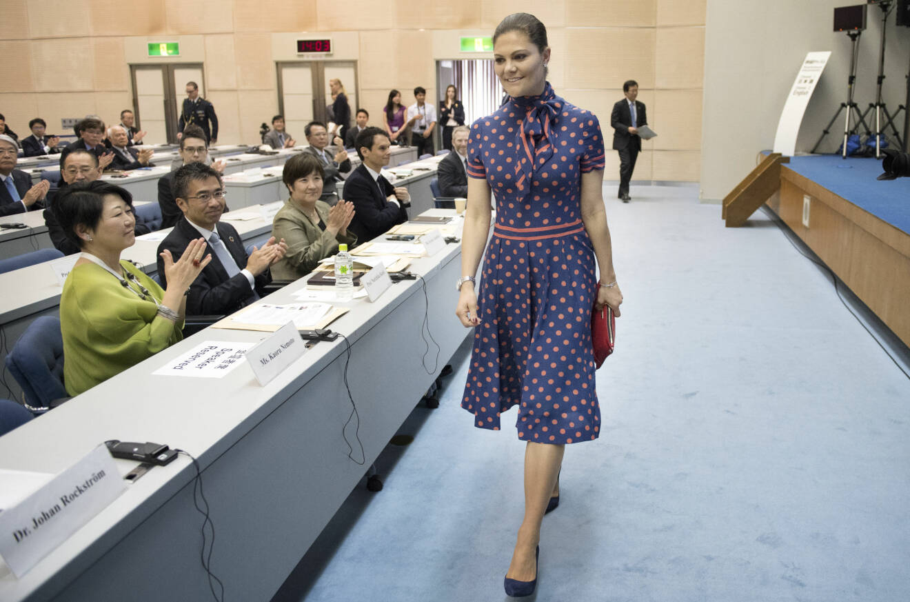Victoria i en blå prickig klänning under ett FN-möte i Tokyo.