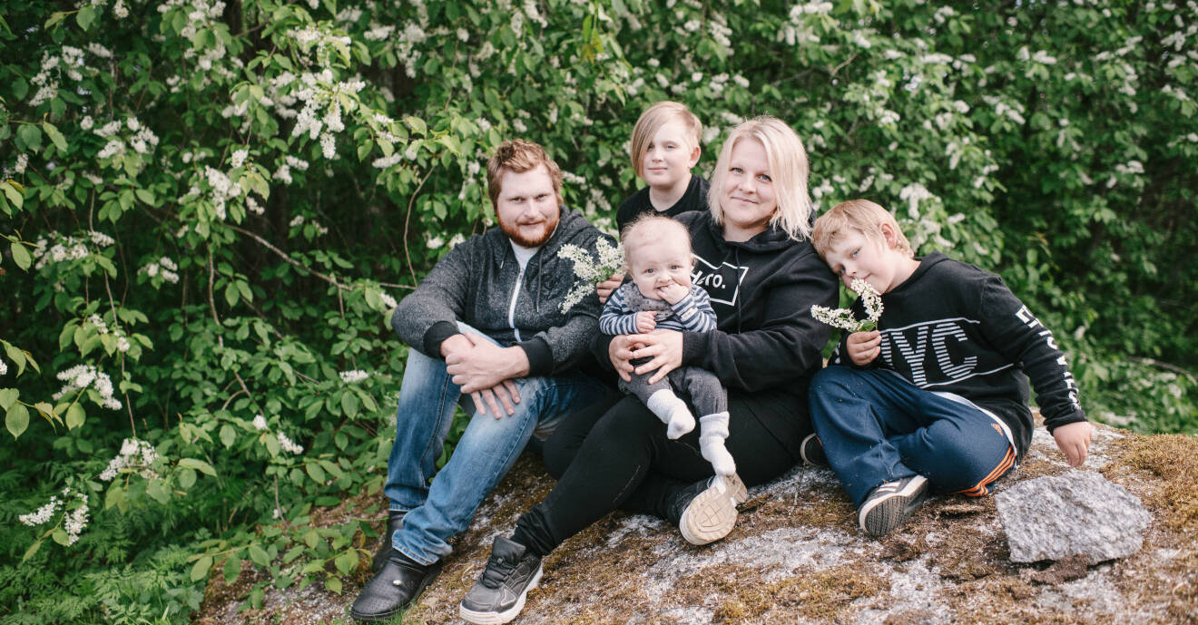 Nicklas Johansson och Isabelle Norgren tillsammans med barnen Nowa, Tamlin och Walder i trädgården hemma i Husum.