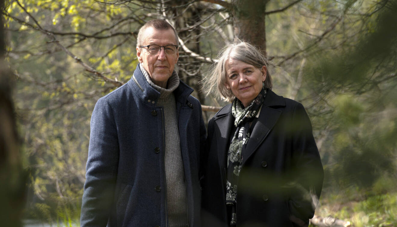 Björn Dixgårds föräldrar Hans Dixgård och Malin Holmlin står bredvid varandra i en skog.