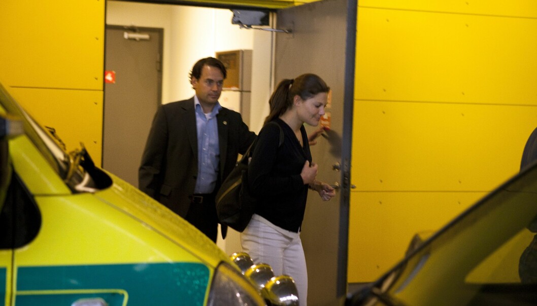 Här ses kronprinsessan lämna Karolinska sjukhuset i Huddinge efter att ha hälsat på Daniel efter operationen. Kronprinsessan Victoria lämnar Karolinska sjukhuset 2009.