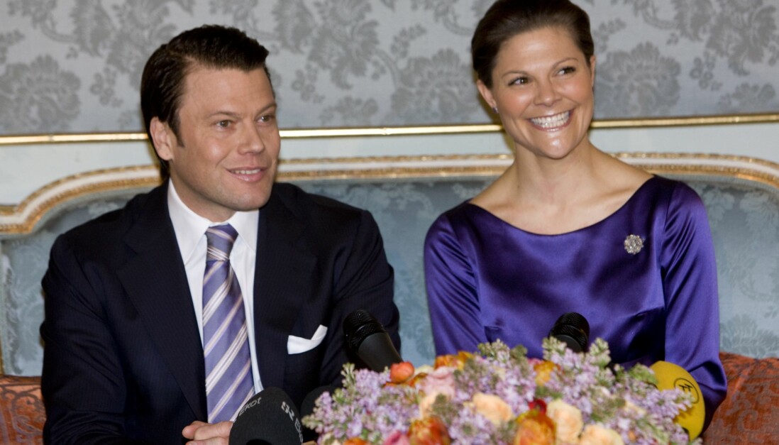 Daniel och Victoria under presskonferensen efter att deras förlovning offentliggjorts 2009. Kronprinsessan Victoria och Daniel Westling sitter i en soffa under presskonferensen som offentliggjorde deras förlovning.