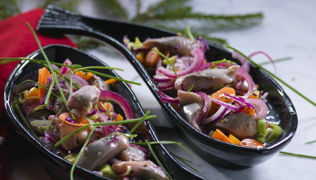 Inlagd sill med lök och chili i klar lag till midsommar