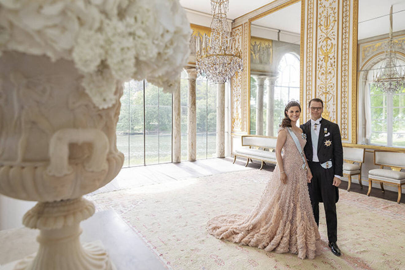 Inför Kronprinsessparets 10-åriga bröllopsdag har fotografen Elisabeth Toll fotograferat Kronprinsessan och Prins Daniel för nya officiella porträtt. Fotograferingen ägde rum i Gustav III:s paviljong på Haga