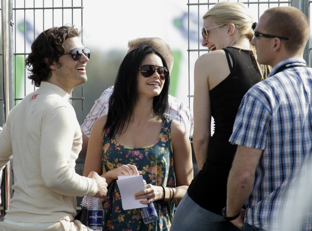 Carl Philip och Sofia fotograferade tillsammans i samband med en racertävling sommaren 2011. Prins Carl Philip och Sofia Hellqvist på Porsche Carrera Cup i Danmark påsken 2011.