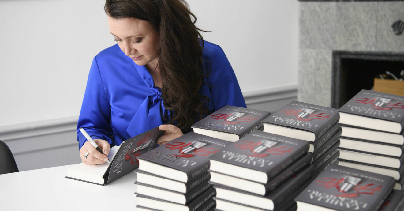Camilla Läckberg signerar sin bok Vingar av silver.