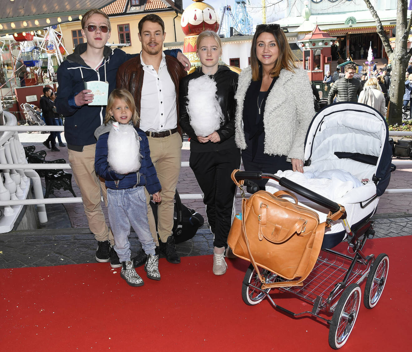 Camilla Läckberg tillsammans med mannen Simon Sköld och sina fyra barn på Gröna Lund år 2016.