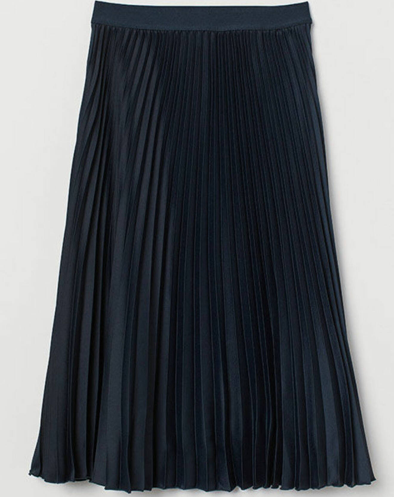 Mörkblå plisserad kjol från H&amp;M som kronprinsessan Victoria bar hösten 2020.