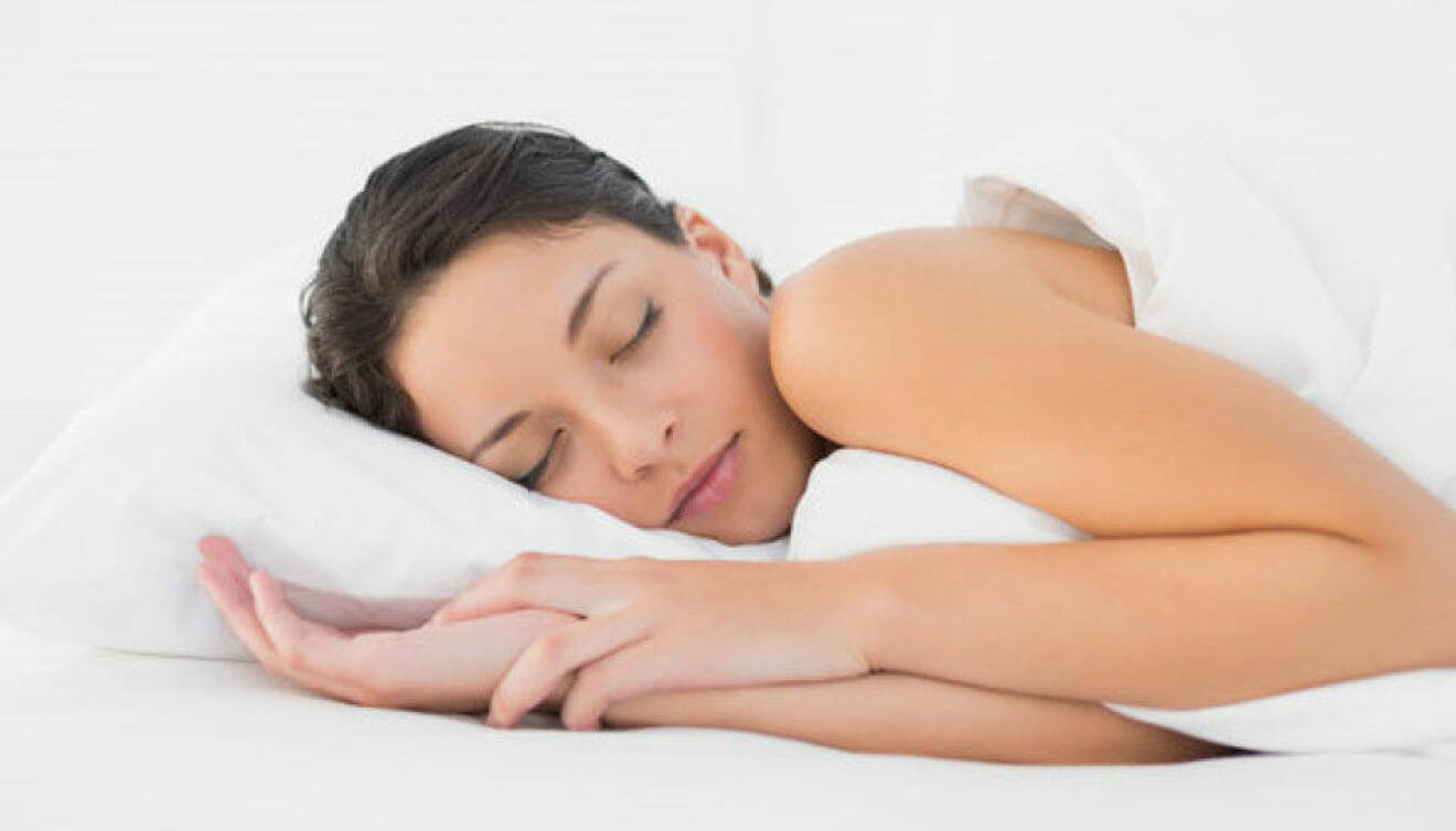 En kvinna som sover gott efter att ha följt tipsen i artikeln.