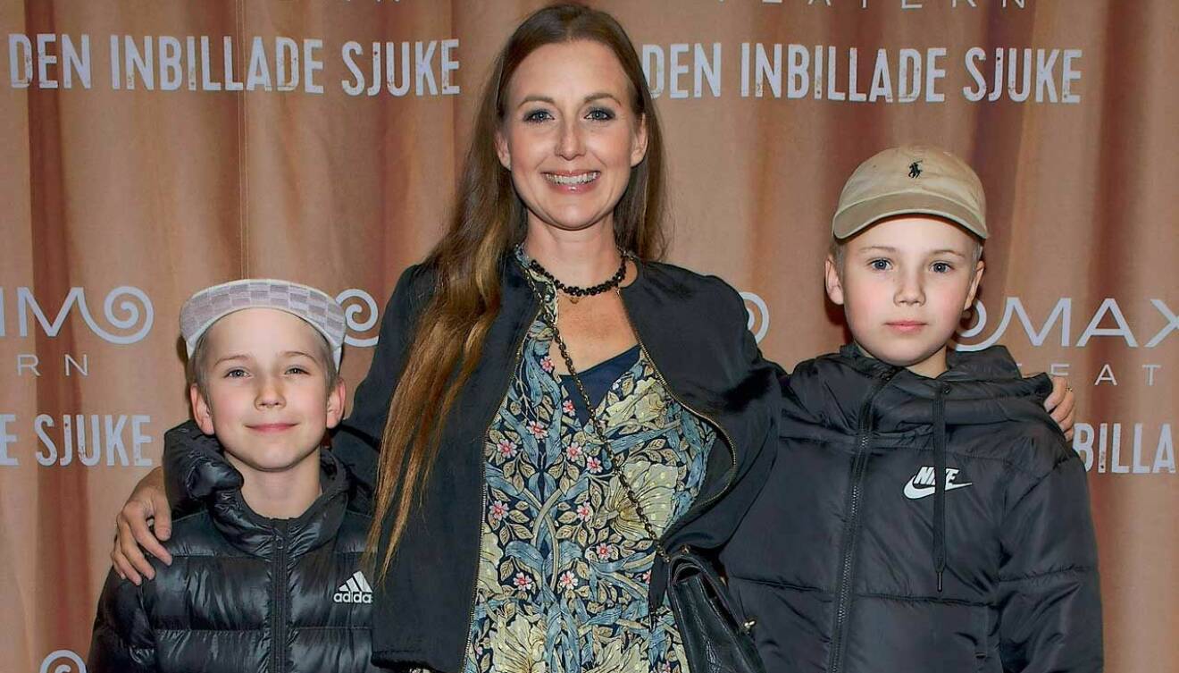 Sanna Lundell på biopremiär med två av sina söner, Lo och Igor. Alla tittar mot kameran och verkar glada.