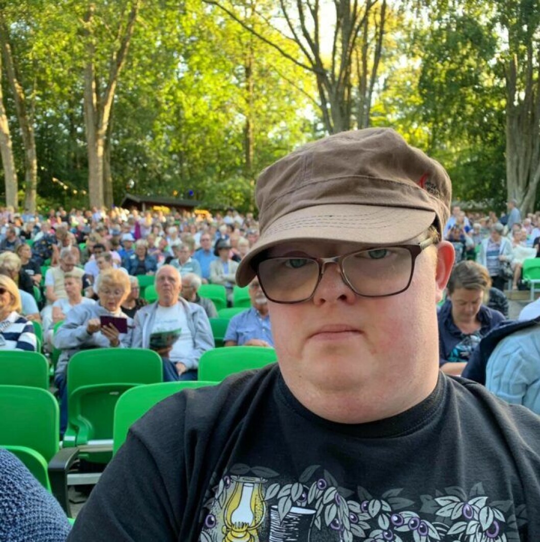 Rikard älskade teater och besökte Falkenbergs friluftsteater så gott som varje sommar. Foto: Privat Rikard på Falkenbergs friluftsteater