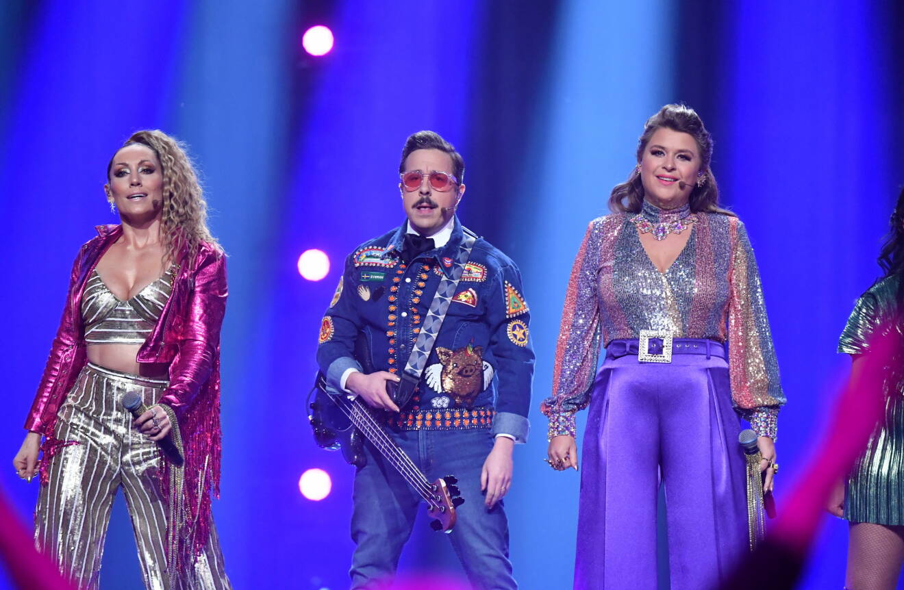 Lina Hedlund, David Sundin och Linnea Henriksson på scenen som programledare för Melodifestivalen 2020.