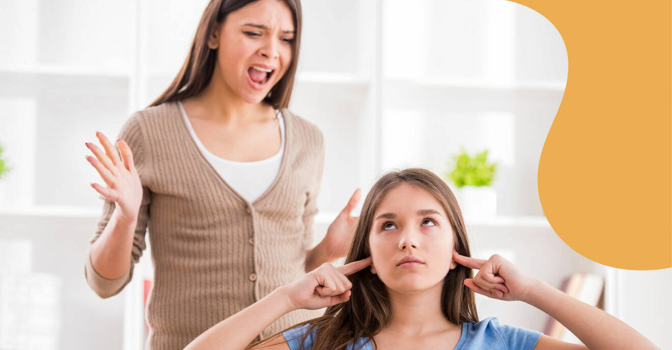 En mamma försöker prata med sin tonårsdotter som demonstrativt håller för öronen.