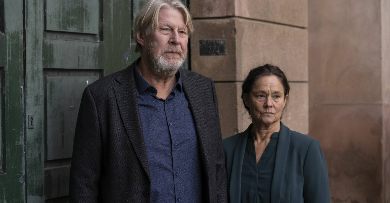 Rolf Lassgård i rollen som Joachim Wall och Pernilla August i rollen som Ingrid Wall i tv-serien Utredningen.