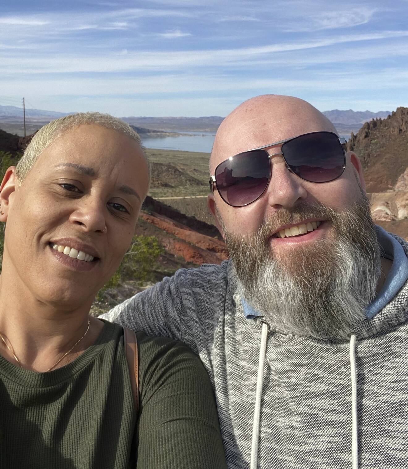 Kim Bornholm och partnern Robban som stod vid hennes sida under cancerbehandlingen.