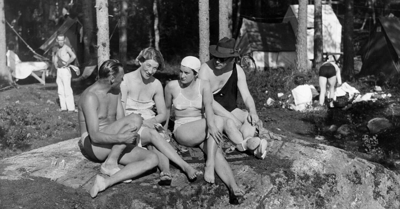 Två män och två kvinnor vid Flatenbadet i Stockholm under midsommarhelgen 1935.