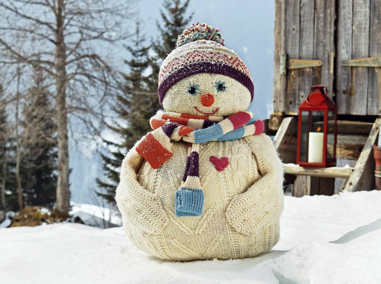 En snögubbe gjord av en gammal stickad tröja och lite DIY-knep.