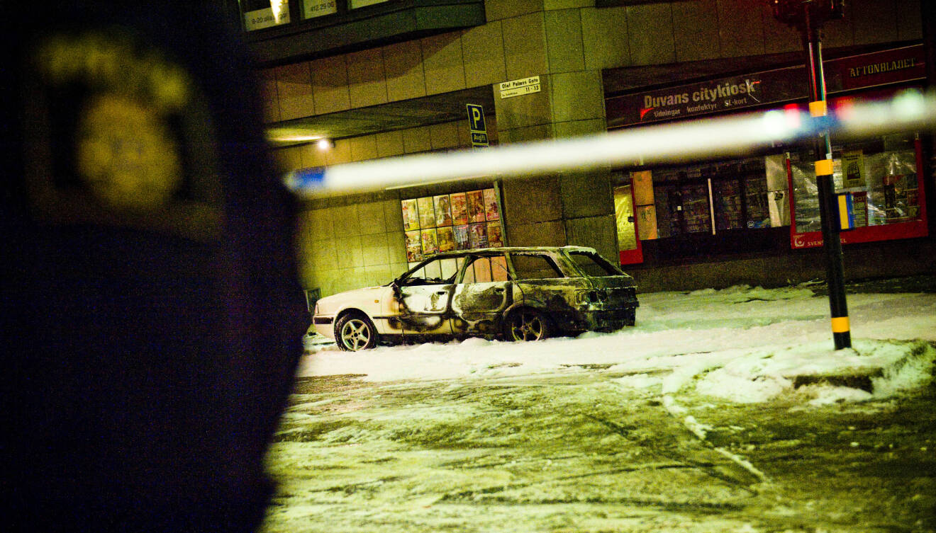 En bilbomb detonerade en bit från Drottninggatan, vid Olof Palmes gata, i anslutning till bombdådet på drottninggatan.