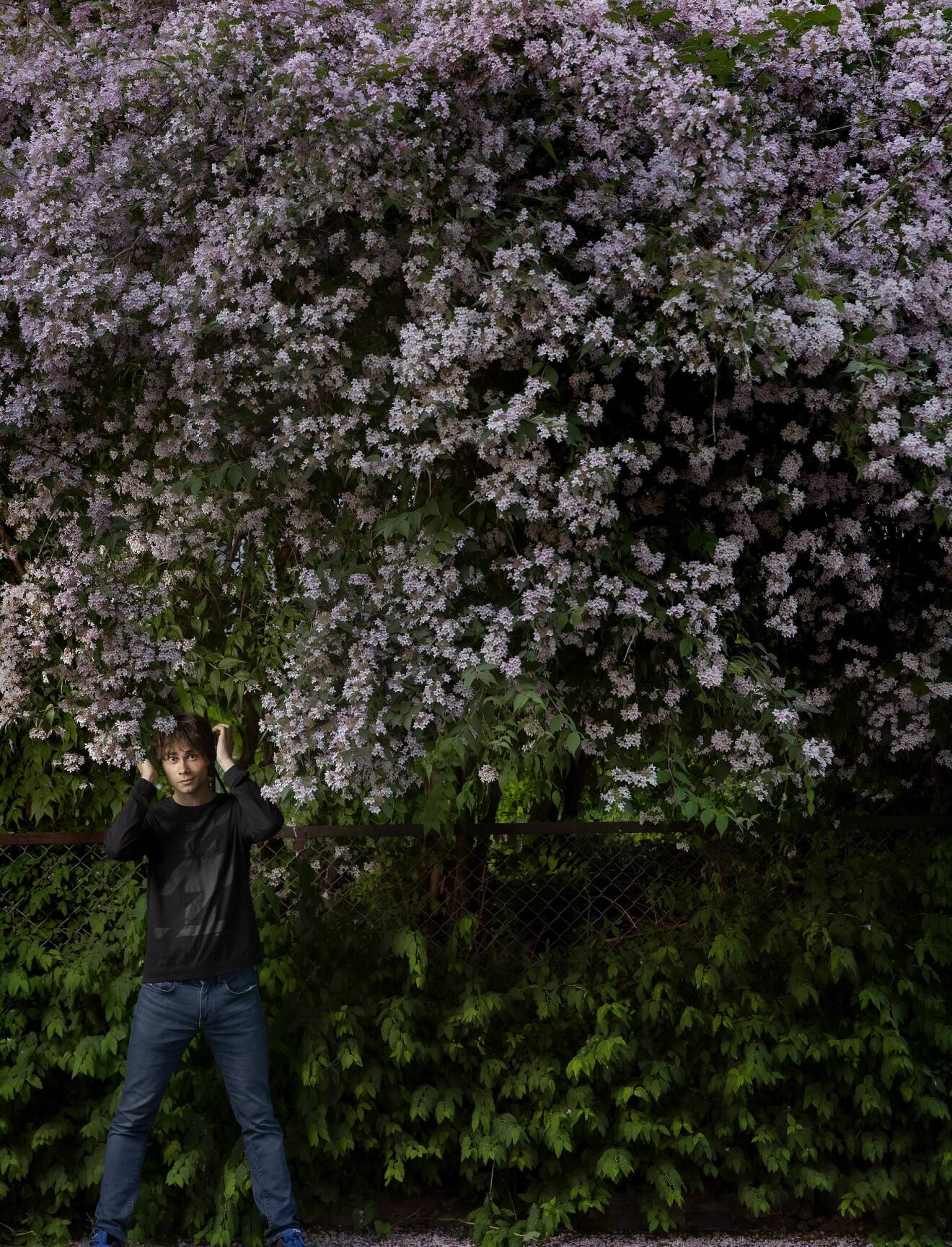 Alexander Rybak står i ett hav av blommor och har berättat att han undviker stress för att inte hamna i missbruk igen.