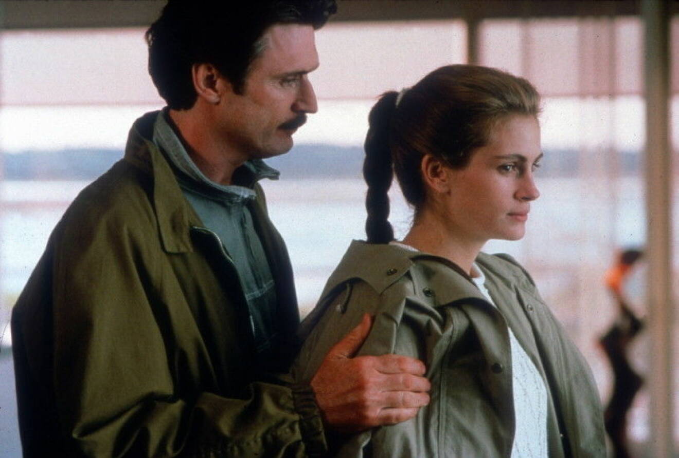 Julia Roberts tillsammans med Patrick Bergin i filmen Sova med Fienden från 1991 .