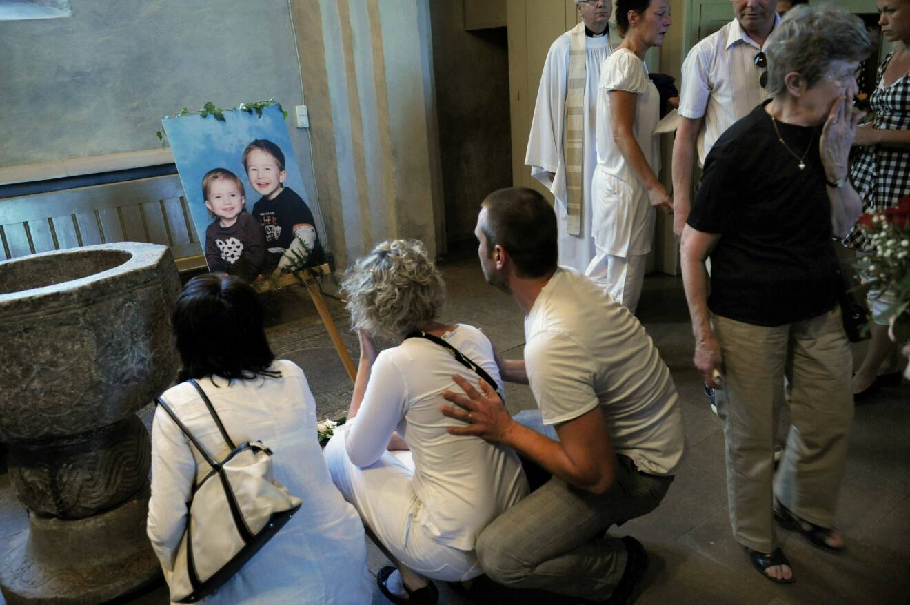 Besökare vid en minneshögtid
för barnen i Arboga visar sin
aktning, drygt en och en halv
månad efter morden.