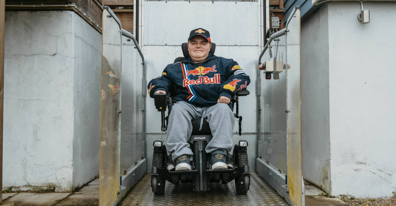 Marcus Aftelöv åker i rullstolsliften som hans föräldrar låtit installera hemma i Södra Vi.