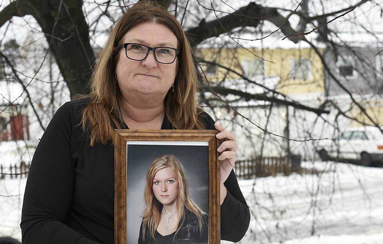 Pia Lovholt håller upp ett foto av sin dotter Denise som dog dagen före julafton