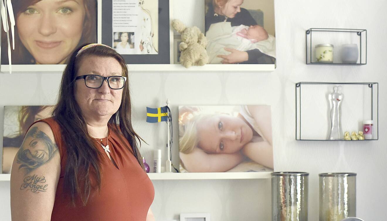 Pia Lovholt hemma vid en vägg fylld med foton på hennes dotter Denise Markström.