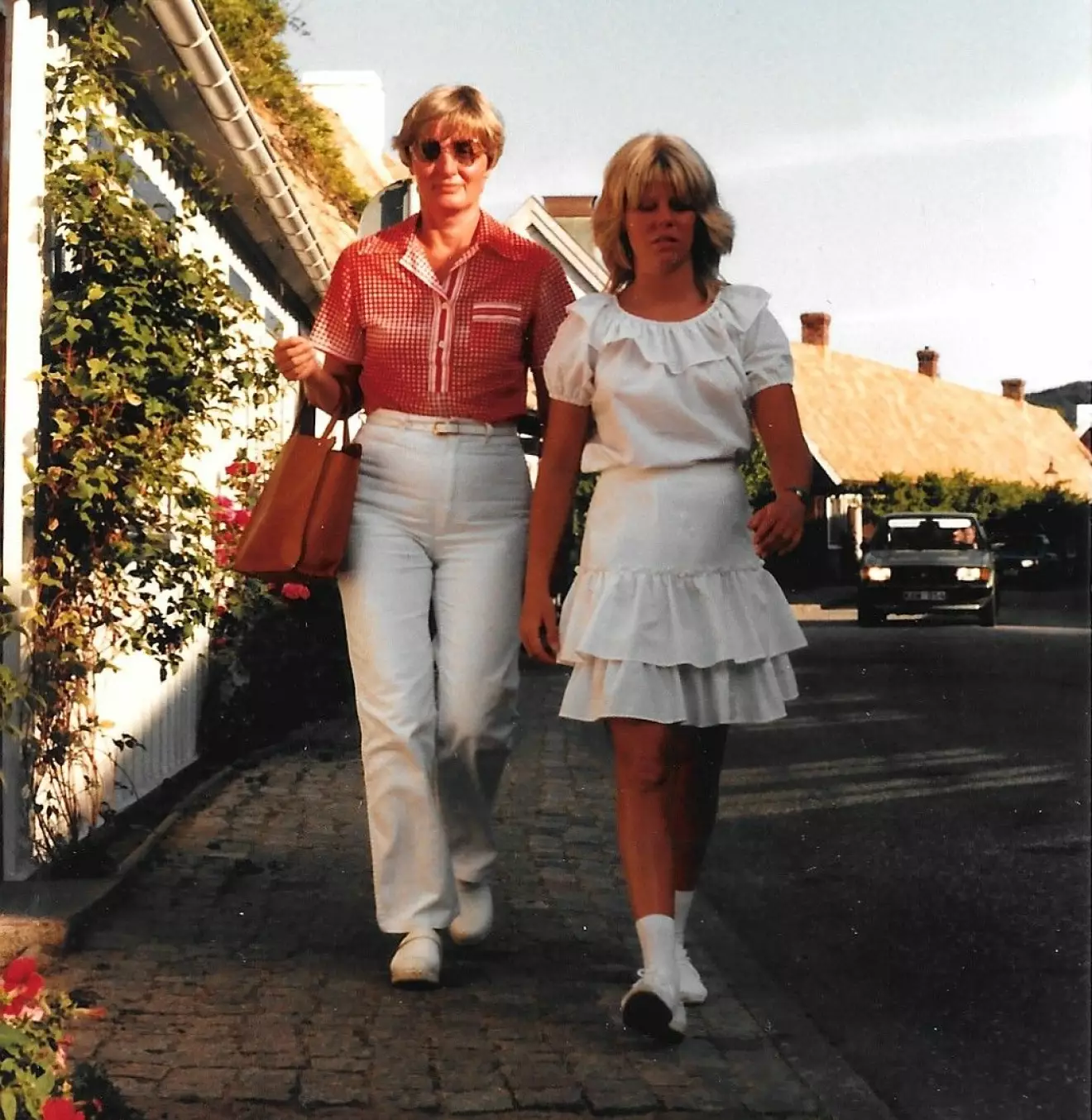 Anna Kansell tillsammans med sin mamma under ett besök på västkusten 1982.
