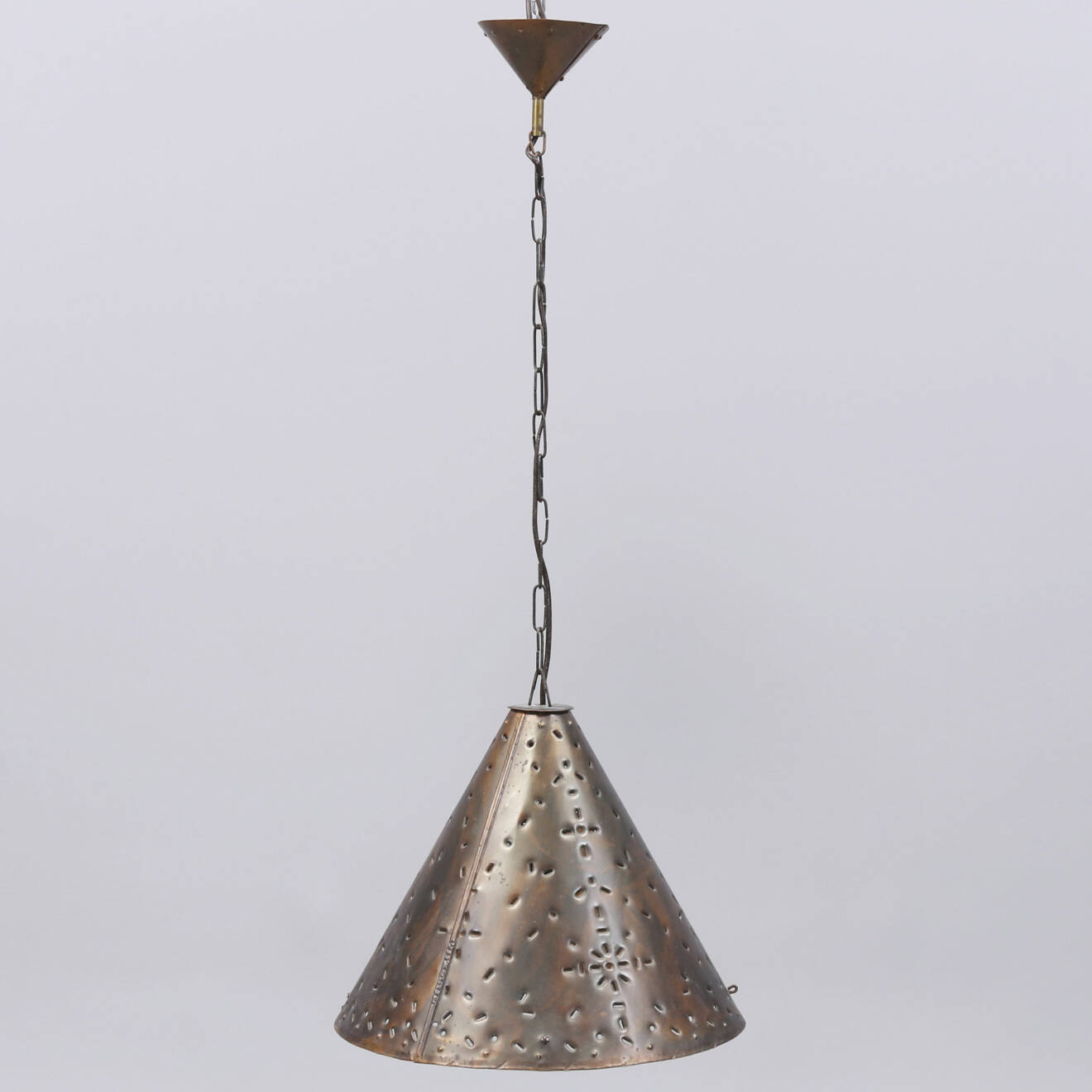 Taklampa i koppar som designats av Olle Malm.