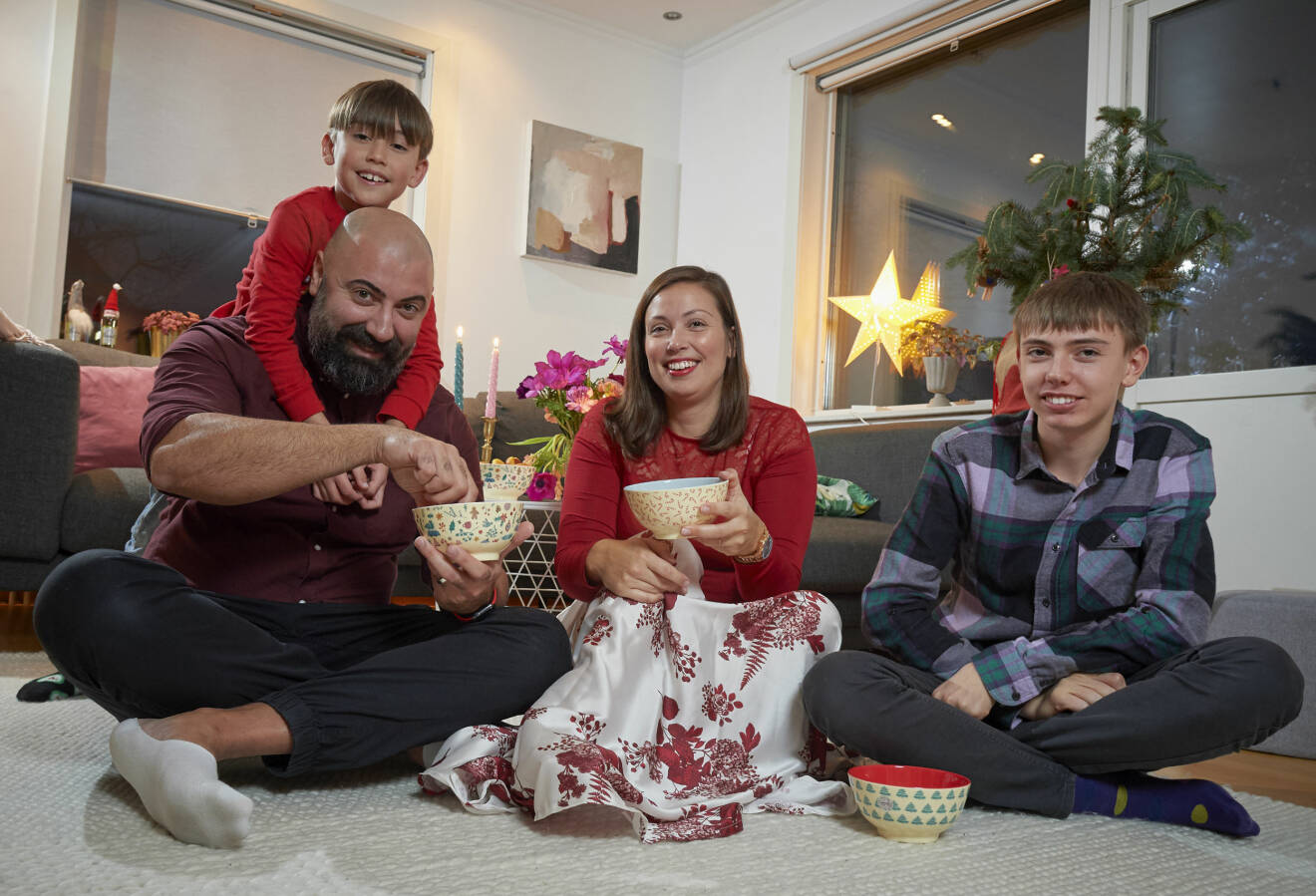 Caroline Vass med delar av sin stora familj som firar jul tillsammans trots att det är både expartners och bonusbarn i familjen.