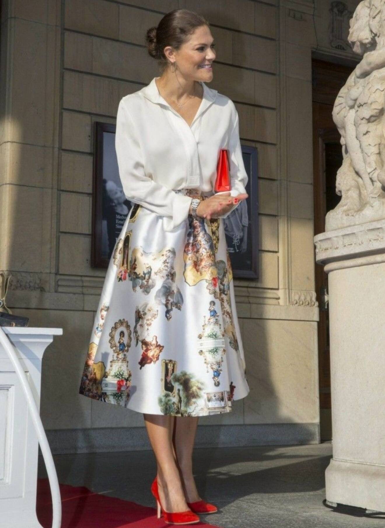 Kronprinsessan Victoria i kjol och röda pumps.