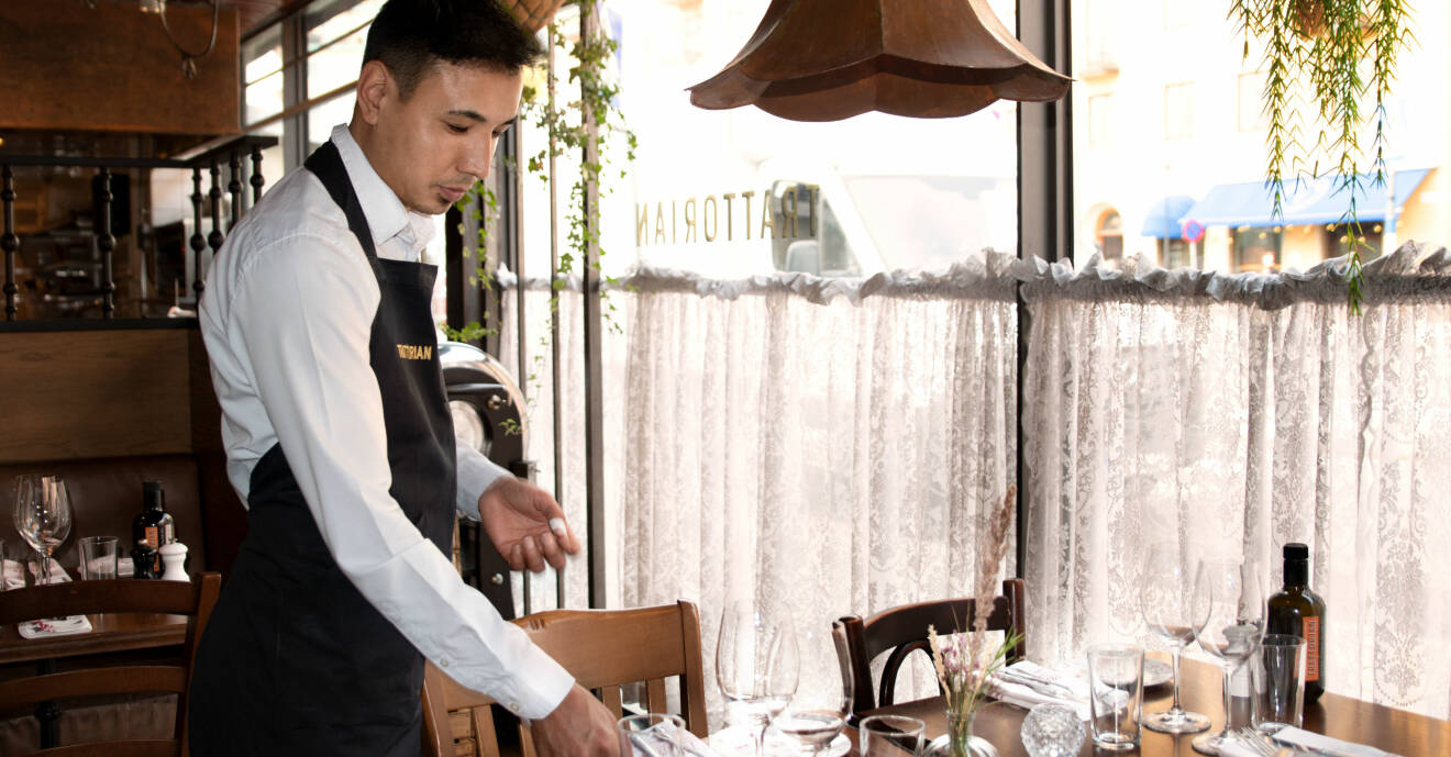 Nas Hosseini dukar ett bord inne på restaurang Trattorian i Stockholm.