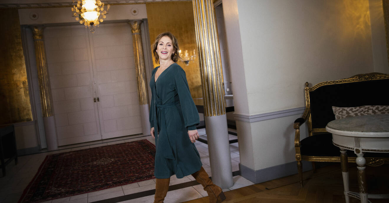 Helen Sjöholm, aktuell med filmen Tills solen går upp, fotograferas i ett vackert rum på Grand hotel i Stockholm.