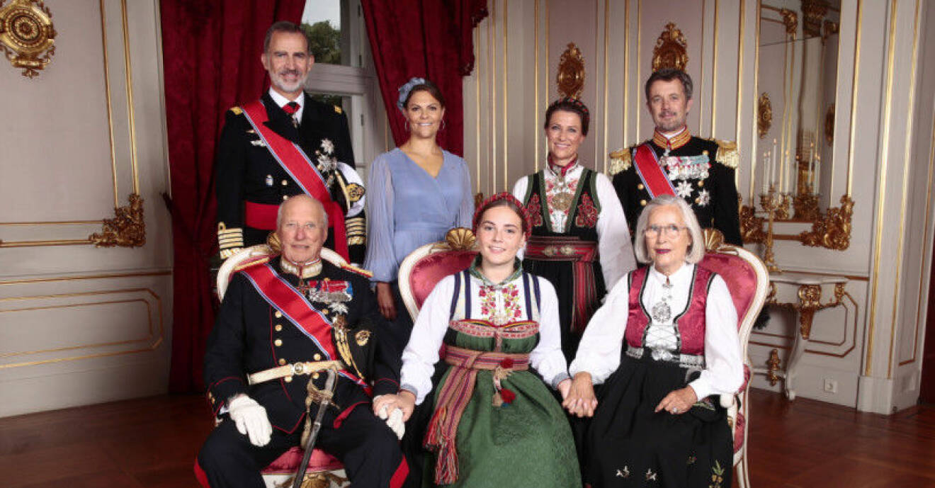 Här syns från vänster kung Felipe av Spanien, kronprinsessan Victoria, prinsessan Märtha Louise och kronprins Frederik av Danmark. På varsin sida om Ingrid sitter kung farfar Harald och mormor Marit Tjessem.
