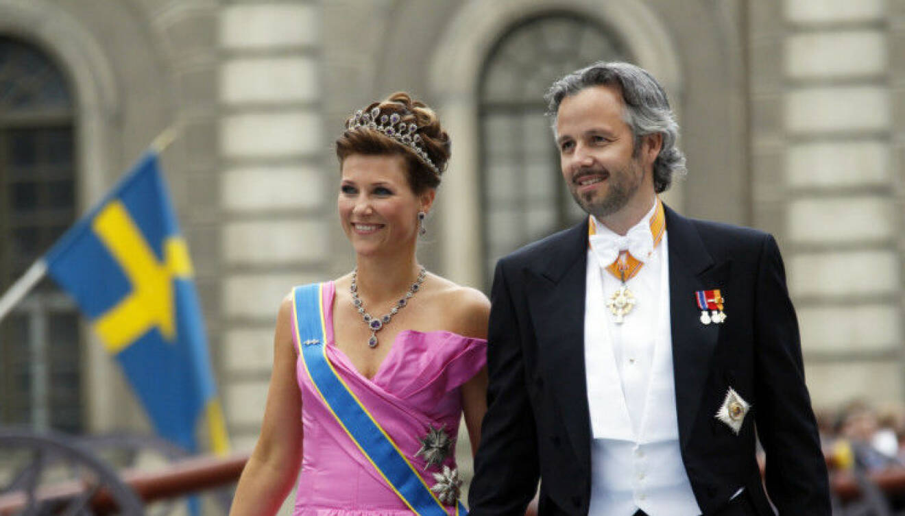 Märtha Louise och dåvarande maken Ari Behn var gäster på Victoria och Daniels bröllop 2010.