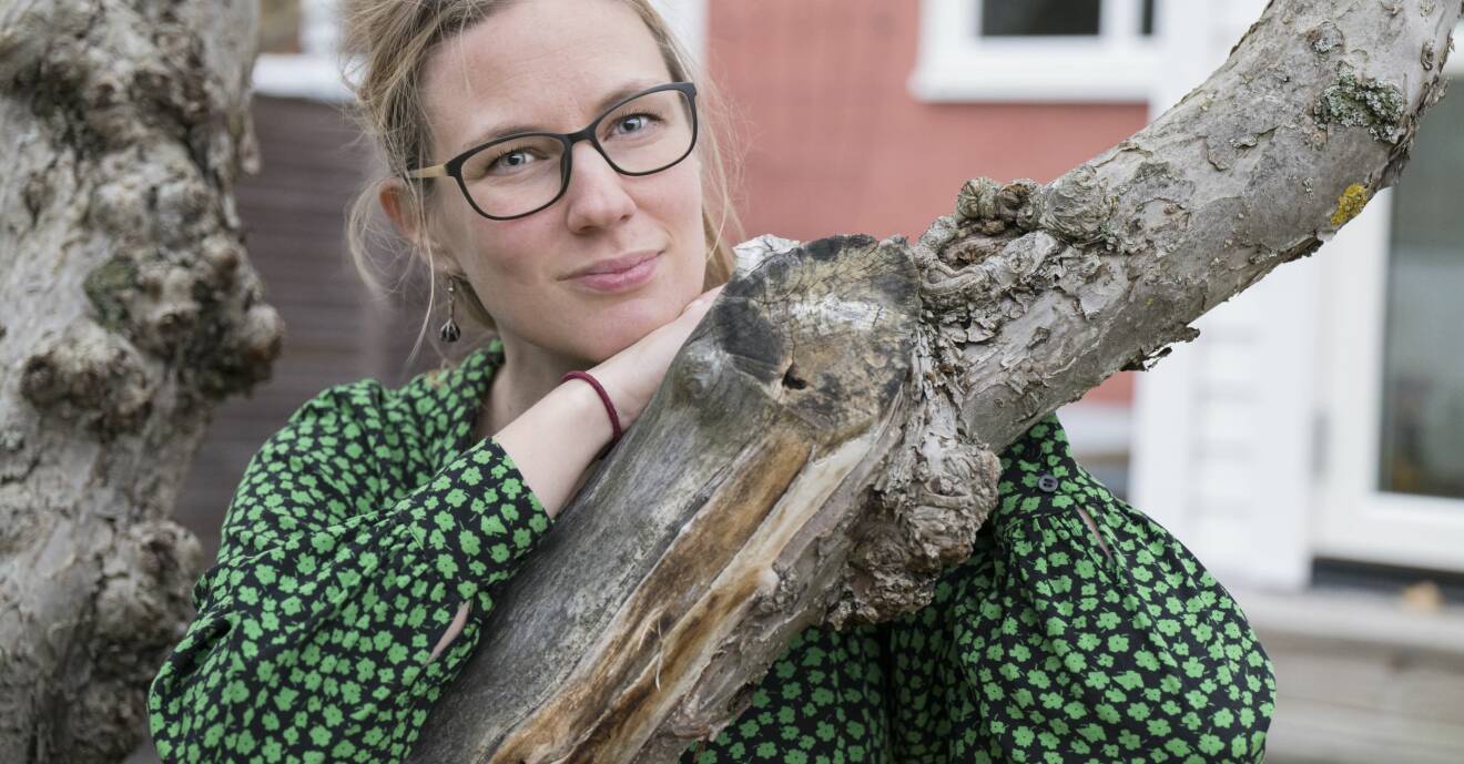 Ida Olofsson lutar sig mot ett träd och berättar om vägen tillbaka efter att ha fått en fjärde hjärnskakning.