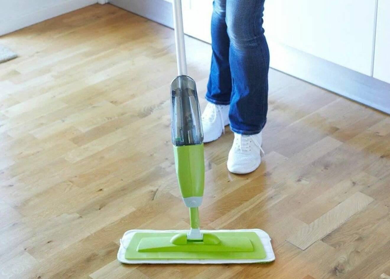 Kvinna moppar golvet